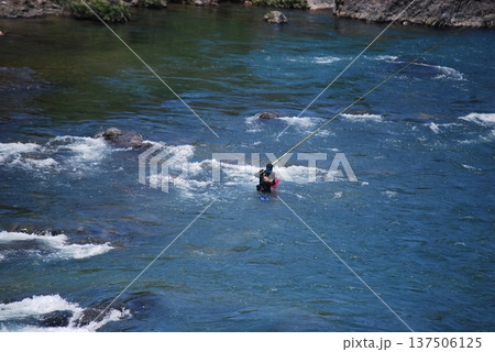 鮎釣りをする男性 137506125