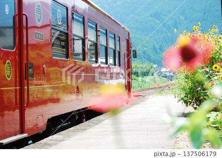 赤い車両 赤い車両 137506179