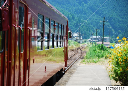 赤い車両 赤い車両 137506185