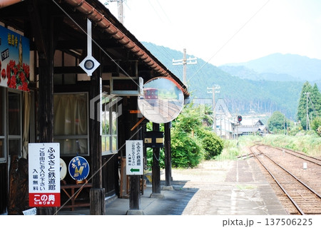 ローカル線の駅の風景 137506225