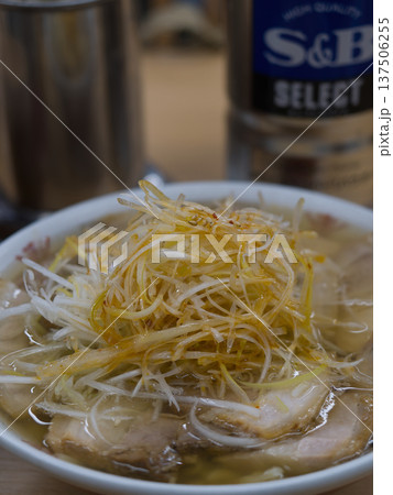 喜多方ラーメンのネギチャーシュー たっぷり白髪ねぎの醤油ラーメン 喜多方ラーメンのネギチャーシュー たっぷり白髪ねぎの醤油ラーメン 137506255