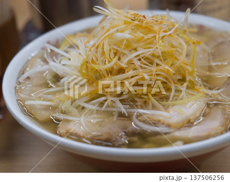 喜多方ラーメンのネギチャーシュー　たっぷり白髪ねぎの醤油ラーメン 137506256