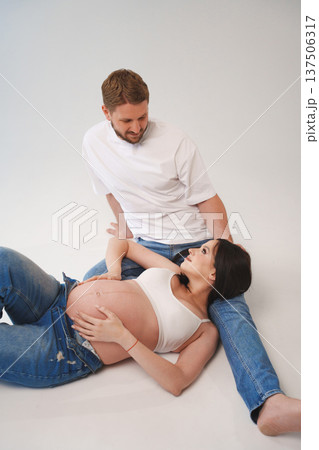 Couple shares joyful moments during pregnancy photoshoot 137506317