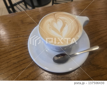 カフェラテ ラテアート カフェラテ ラテアート 137506430