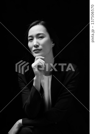 スーツを着た30代女性_黒バック スーツを着た30代女性_黒バック 137506570