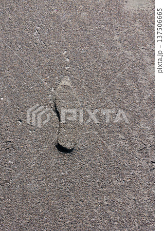リアルな砂浜の質感と波紋のテクスチャー ナチュラルな海の砂地と夏イメージの背景写真素材 137506665