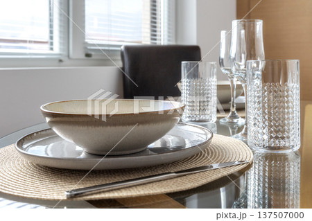Elegant table setting with ceramic bowl Elegant table setting with ceramic bowl 137507000