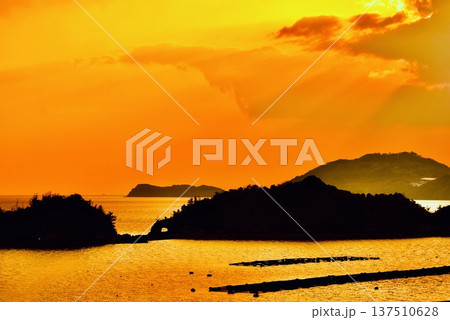 夕日岬夕暮れの光のカーテン 夕日岬夕暮れの光のカーテン 137510628