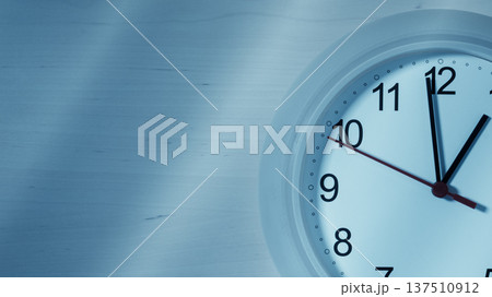 Clock ticking showing one hour Clock ticking showing one hour 137510912