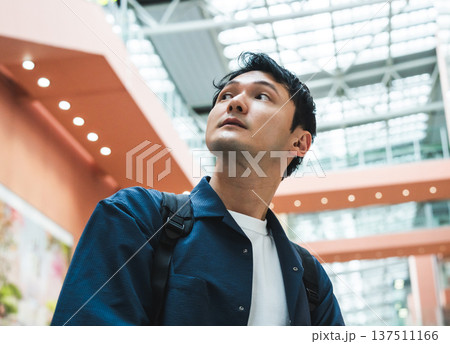 駅で上を見上げる男性 ■撮影協力：関西国際空港（KIX） 137511166