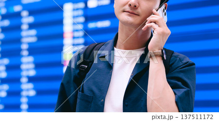 空港で電話する男性 ■撮影協力:関西国際空港(KIX) 空港で電話する男性 ■撮影協力:関西国際空港(KIX) 137511172