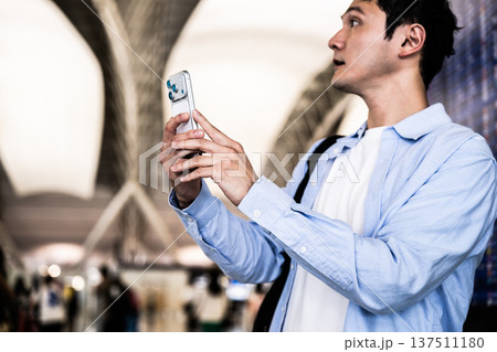 空港で携帯電話撮影 ■撮影協力:関西国際空港(KIX) 空港で携帯電話撮影 ■撮影協力:関西国際空港(KIX) 137511180