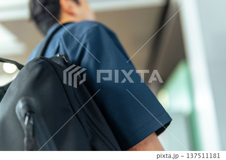 リュックを背負う男性の後ろ姿 ■撮影協力：関西国際空港（KIX） 137511181