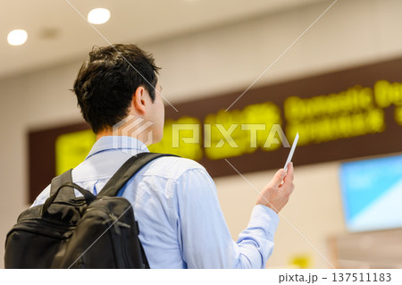 空港で案内板を確認 ■撮影協力:関西国際空港(KIX) 空港で案内板を確認 ■撮影協力:関西国際空港(KIX) 137511183