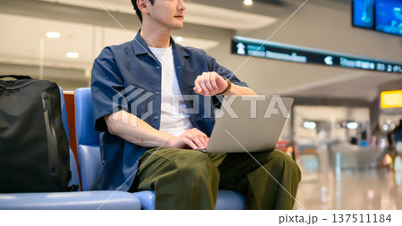空港でPC作業する男性 ■撮影協力：関西国際空港（KIX） 137511184