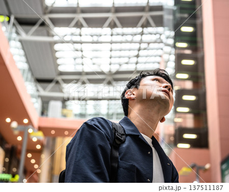 空港で上を見上げる男性 ■撮影協力:関西国際空港(KIX) 空港で上を見上げる男性 ■撮影協力:関西国際空港(KIX) 137511187