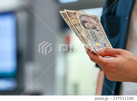 日本円を数える手元 ■撮影協力:関西国際空港(KIX) 日本円を数える手元 ■撮影協力:関西国際空港(KIX) 137511190