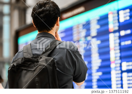 空港で電光掲示板を見る男性 ■撮影協力:関西国際空港(KIX) 空港で電光掲示板を見る男性 ■撮影協力:関西国際空港(KIX) 137511192