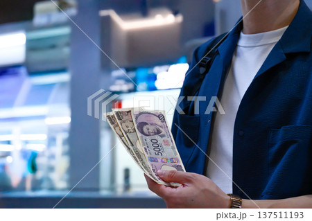空港での現金所持 ■撮影協力:関西国際空港(KIX) 空港での現金所持 ■撮影協力:関西国際空港(KIX) 137511193