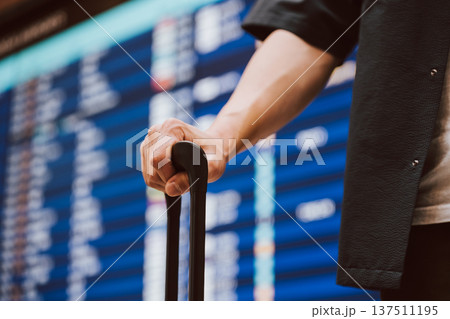 空港で荷物を持つ手 ■撮影協力:関西国際空港(KIX) 空港で荷物を持つ手 ■撮影協力:関西国際空港(KIX) 137511195