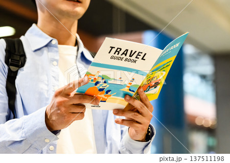 旅行ガイドブックを読む男性 _■撮影協力：関西国際空港（KIX） 137511198