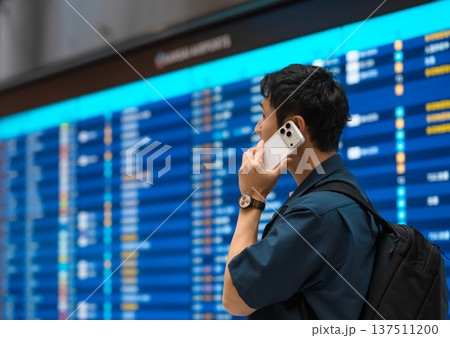 空港で電話する旅行者 ■撮影協力:関西国際空港(KIX) 空港で電話する旅行者 ■撮影協力:関西国際空港(KIX) 137511200