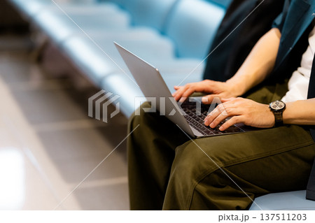膝上でノートパソコンを操作 ■撮影協力:関西国際空港(KIX) 膝上でノートパソコンを操作 ■撮影協力:関西国際空港(KIX) 137511203