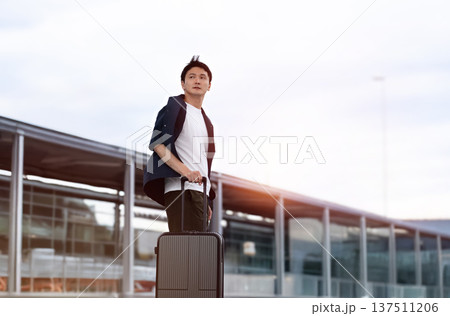空港で旅行を待つ男性 ■撮影協力：関西国際空港（KIX） 137511206