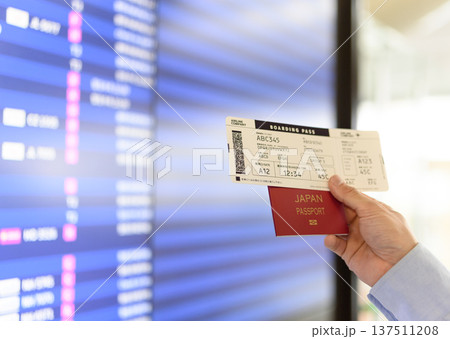 搭乗券とパスポート _■撮影協力：関西国際空港（KIX） 137511208