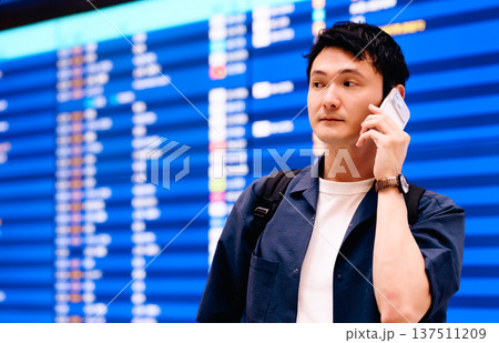 空港で電話する男性 ■撮影協力:関西国際空港(KIX) 空港で電話する男性 ■撮影協力:関西国際空港(KIX) 137511209