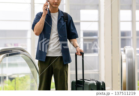空港で電話する男性 ■撮影協力:関西国際空港(KIX) 空港で電話する男性 ■撮影協力:関西国際空港(KIX) 137511219