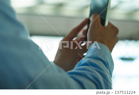 男性がスマホ操作 _■撮影協力：関西国際空港（KIX） 137511224