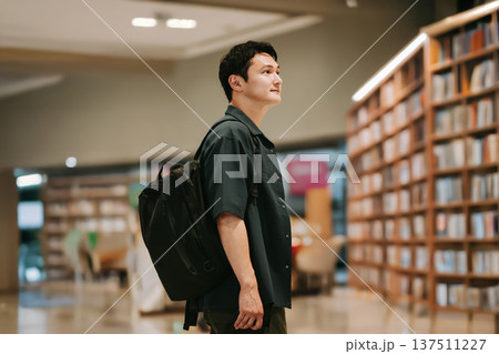 書店で本を探す男性  137511227