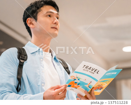 旅行ガイドブックを読む男性 ■撮影協力:関西国際空港(KIX) 旅行ガイドブックを読む男性 ■撮影協力:関西国際空港(KIX) 137511228