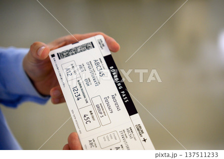 搭乗券を持つ手元 ■撮影協力：関西国際空港（KIX） 137511233