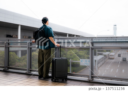 旅行者、空港で荷物と待機 ■撮影協力：関西国際空港（KIX） 137511236