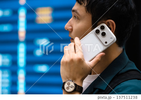 空港で携帯電話で通話する男性 ■撮影協力:関西国際空港(KIX) 空港で携帯電話で通話する男性 ■撮影協力:関西国際空港(KIX) 137511238