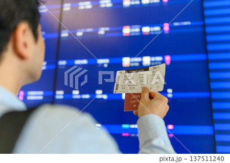 空港でフライト情報確認 ■撮影協力:関西国際空港(KIX) 空港でフライト情報確認 ■撮影協力:関西国際空港(KIX) 137511240