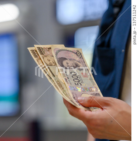 日本円札を数える ■撮影協力：関西国際空港（KIX） 137511242