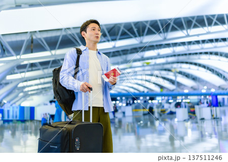 空港で旅立つ男性 ■撮影協力：関西国際空港（KIX） 137511246