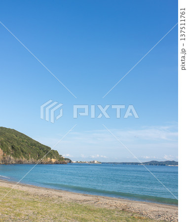 穏やかな海と青空の風景 137511761