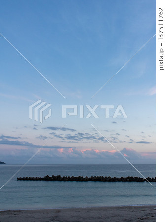 淡い夕焼け雲と静かな海 137511762