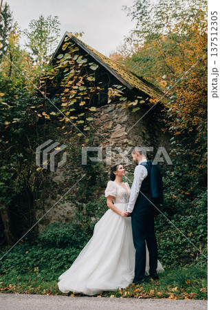 Full length shot of wedding couple looking at each other. 137512305