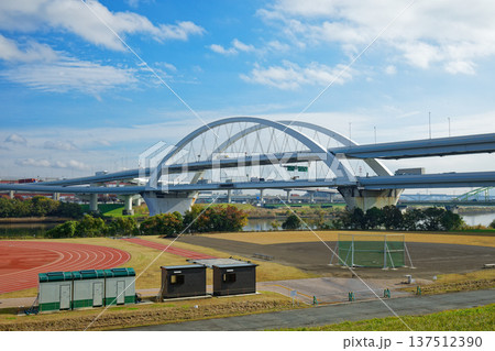 400メートルトラックと江北ジャンクション　五色桜大橋 137512390