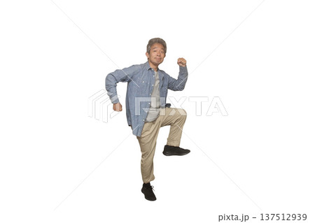 元気なシニア男性 137512939