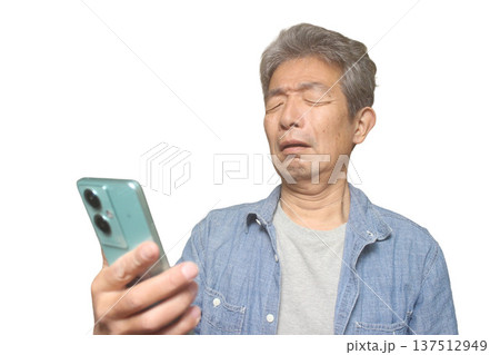 老眼のシニア男性 137512949