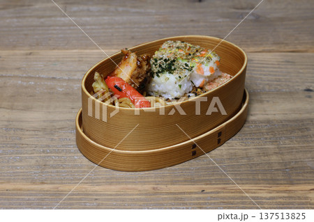 曲げわっぱの弁当箱につめたおにぎり弁当 137513825