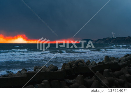 海が燃えるような夕焼けの屏風ヶ浦 137514074