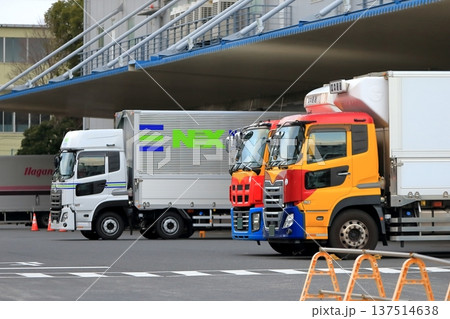 物流倉庫とトラック　イメージ 137514638