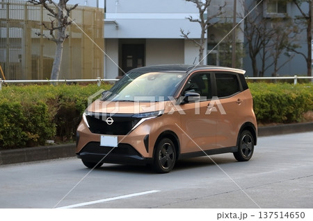走行中の軽自動車(電気自動車) イメージ 走行中の軽自動車(電気自動車) イメージ 137514650